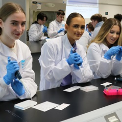 Female pupils in laboratory